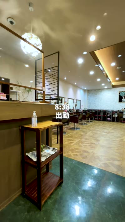 美容室グループの1日密着より。8時38分、出勤直後の店内