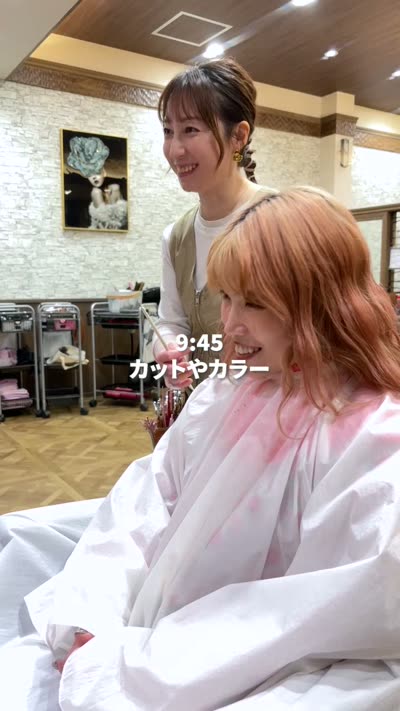 美容室グループの動画より。9時45分、施術中の場面に時刻が入っている